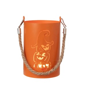 Oranges Metall-Windlicht mit gestapelten Kürbismotiven, leuchtend, und Jutehenkel. Ideal für Herbst & Halloween.
