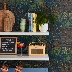 Detailaufnahme der blaugrünen Envy Vliestapete Savannah Fauna mit Dschungelmotiven.