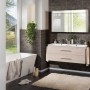 Badezimmer mit Fackelmann Hängeschrank B.Clever in Alaska Esche, Waschtisch und Spiegelschrank.