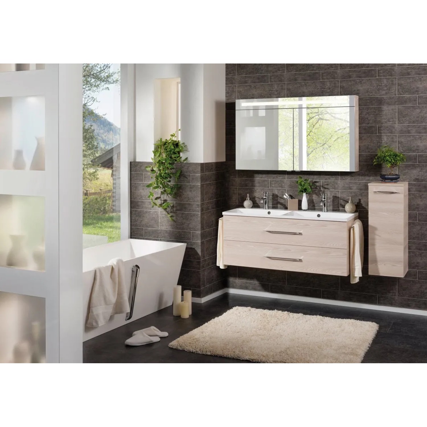 Badezimmer mit Fackelmann Hängeschrank B.Clever in Alaska Esche, Waschtisch und Spiegelschrank.