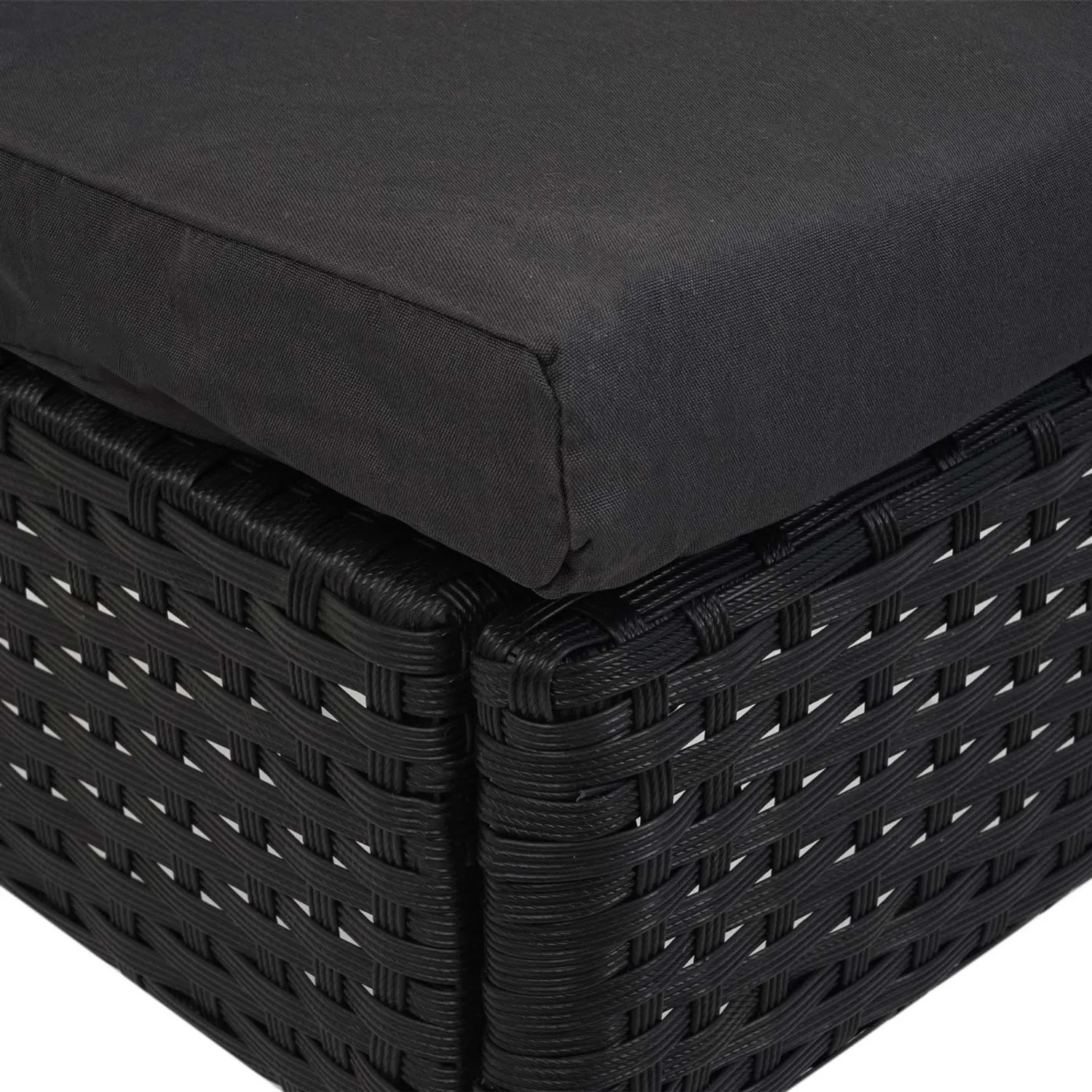 Detailaufnahme: Schwarzer Poly-Rattan Gartenstuhl mit dunkelgrauem Kissen.