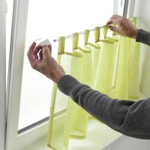 Weiße Gardinia Klemmvitrage (Ø 10/12 mm) am Fenster mit grüner Gardine. Montage ohne Bohren.