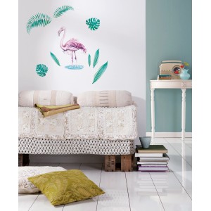 Wandtattoo: Komar Deko-Sticker mit Flamingo und tropischen Blättern, angebracht an einer weißen Wand.