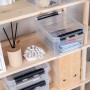 Transparente SmartStore Aufbewahrungsbox Classic 8 l mit Deckel auf einem Holzregal.