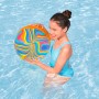 Mädchen im Wasser mit buntem Bestway Wasserball Tie-Dye Twist, Ø 46 cm.
