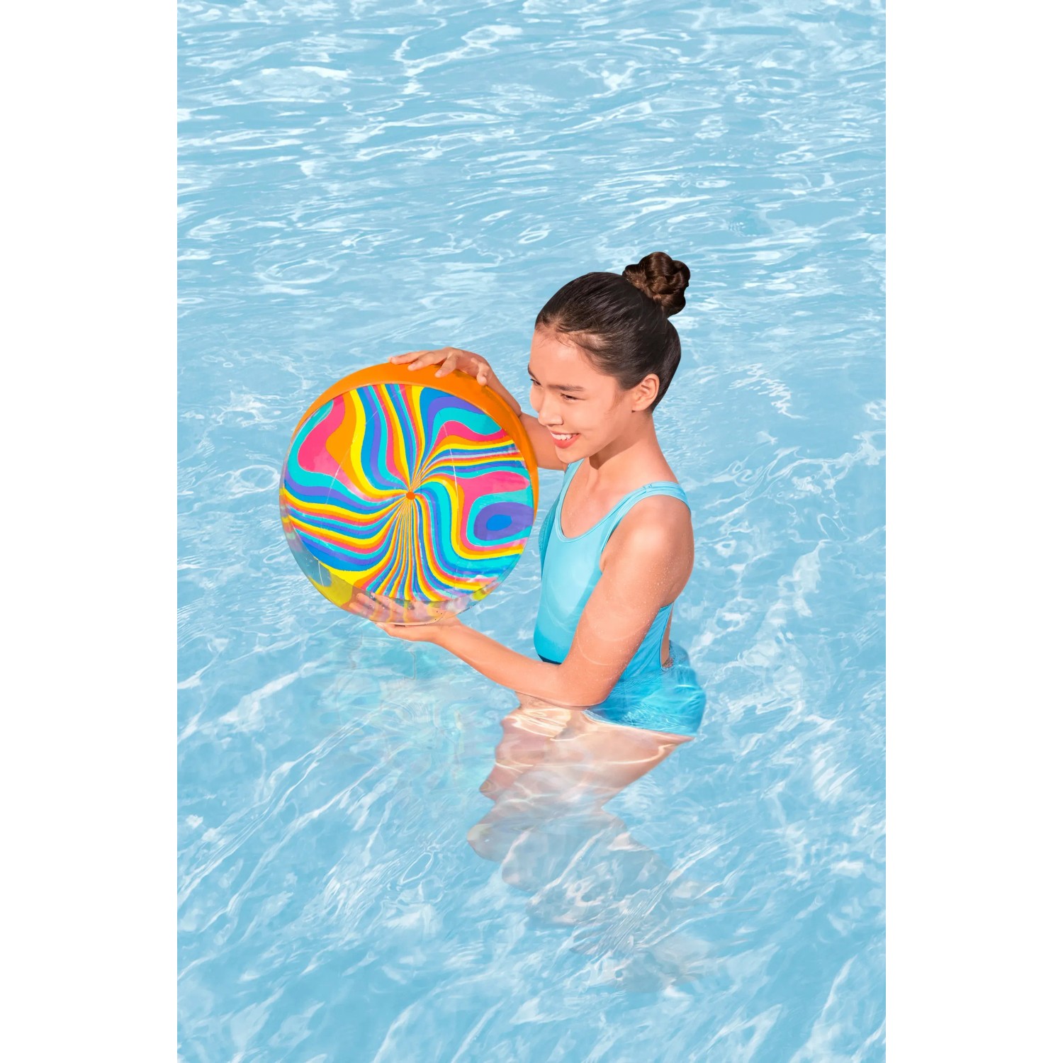 Mädchen im Wasser mit buntem Bestway Wasserball Tie-Dye Twist, Ø 46 cm.