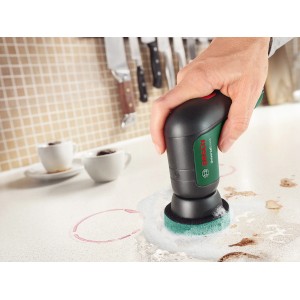 Bosch Küchen-Scheuerpad im Einsatz mit Universal Brush Akku-Bürste zum Reinigen von Oberflächen.