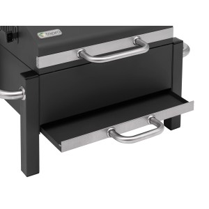 Detailaufnahme: Schwarzer Tepro Toronto Holzkohlegrill Easy mit Ablage.
