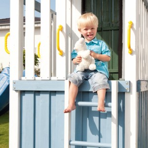 Kind auf Spielturm mit gelben Winnetoo Haltegriffen, 2er-Set für Gartenspielgeräte.