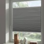 Graues Schöner Wohnen Thermo-Wabenplissee Sina, 90x130 cm, am Fenster montiert.