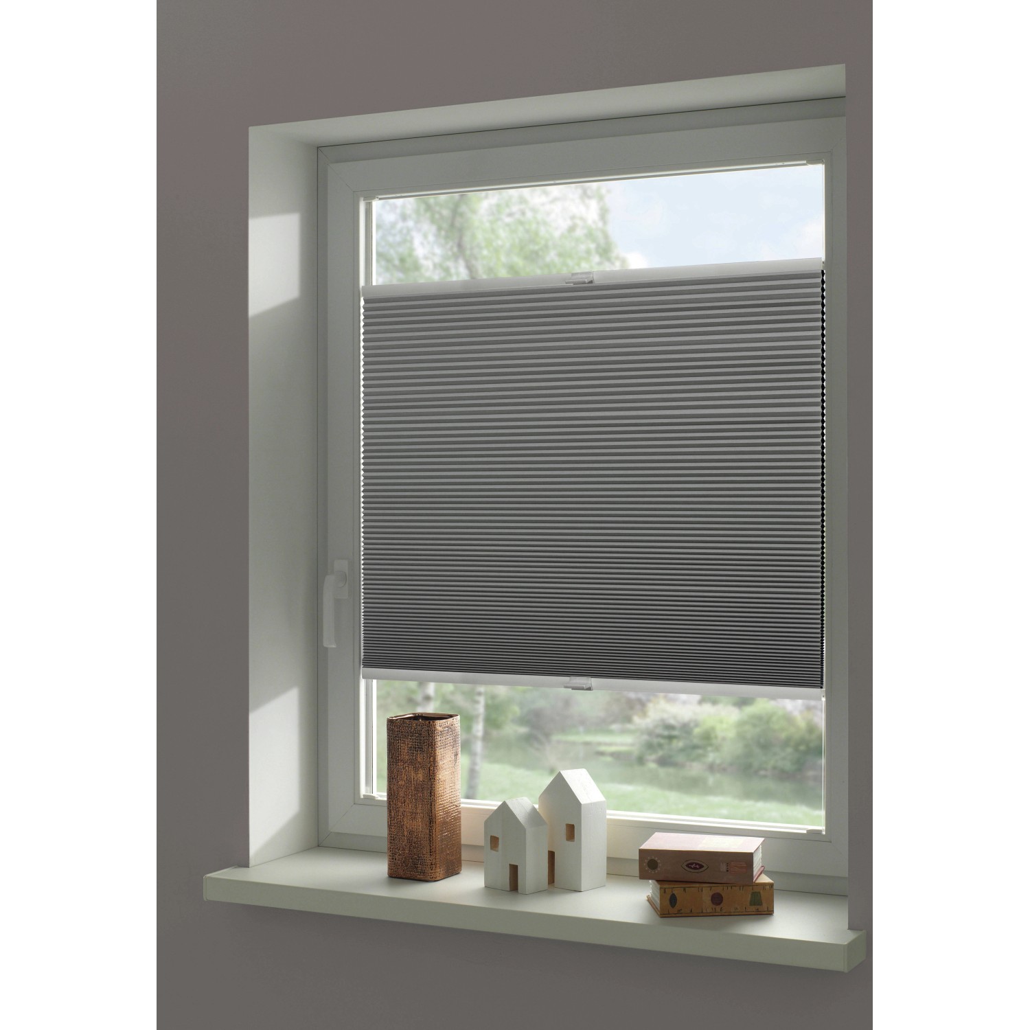 Graues Schöner Wohnen Thermo-Wabenplissee Sina, 90x130 cm, am Fenster montiert.