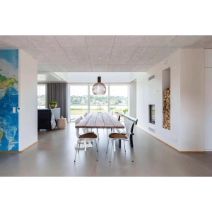 FibroTech Basic White Dekor-Paneele an der Decke eines modernen Essbereichs. Verbessert Raumakustik und Schallabsorption.