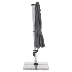 Zusammengebundener, anthrazitfarbener Doppler Ampelschirm Active Ø 372 cm auf einem Schirmständer.