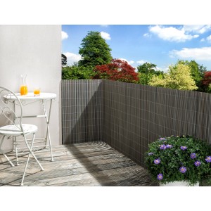 Floraworld Kunststoff-Sichtschutzmatte in Grau-Struktur auf Balkon mit Tisch und Stuhl.