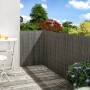 Floraworld Kunststoff-Sichtschutzmatte in Grau-Struktur auf Balkon mit Tisch und Stuhl.