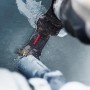 Bosch Expert MetalMax AIZ 32 AIT Sägeblatt im Einsatz beim Schneiden eines Metallrohrs.