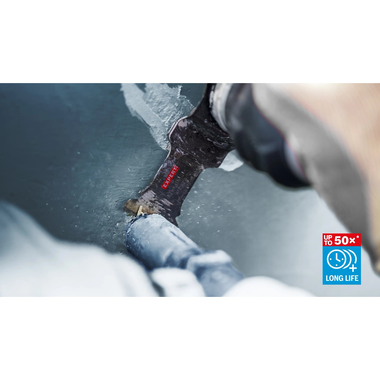Bosch Expert MetalMax AIZ 32 AIT Sägeblatt im Einsatz beim Schneiden eines Metallrohrs.