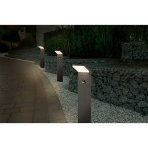 Anthrazitfarbene Trio LED Wegeleuchte Pearl 50cm mit Bewegungsmelder im Garten.