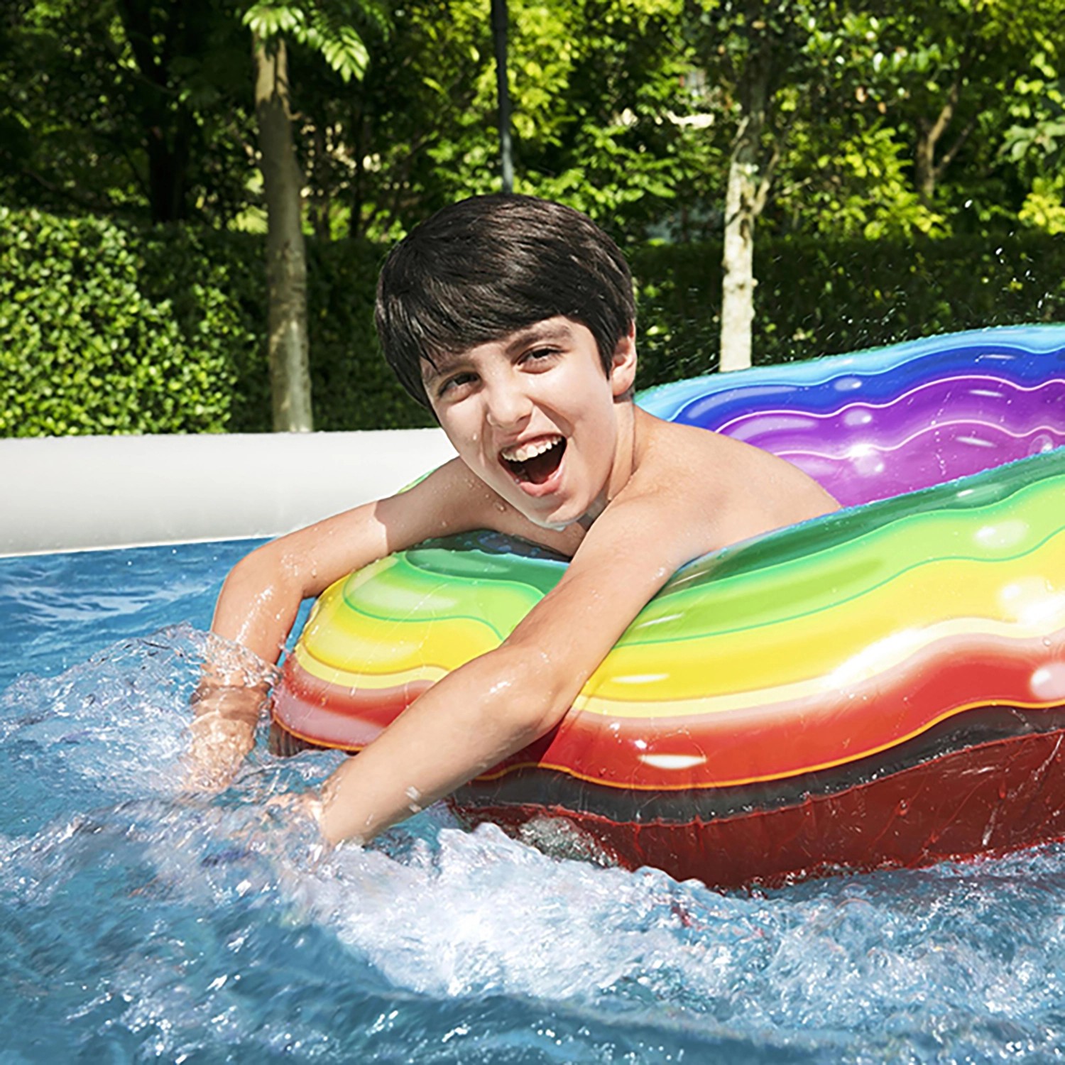 Junge spielt im Bestway Fast Set Pool-Set Ø 457 cm, Quick-Up Pool mit Luftring in Rattan-Optik.