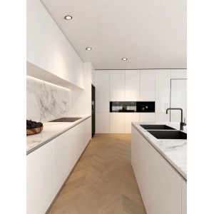 Drei schwarze Eglo Agulo LED-Einbauspots in einer modernen weißen Küchendecke.