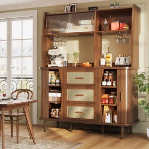 Brauner Buffetschrank mit Rattanoptik, Glasschiebetüren und viel Stauraum für die Küche.