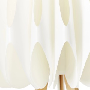 Detailansicht: Dreibein-Stehlampe Inna mit weißem Schirm und hellem Holzfuß.