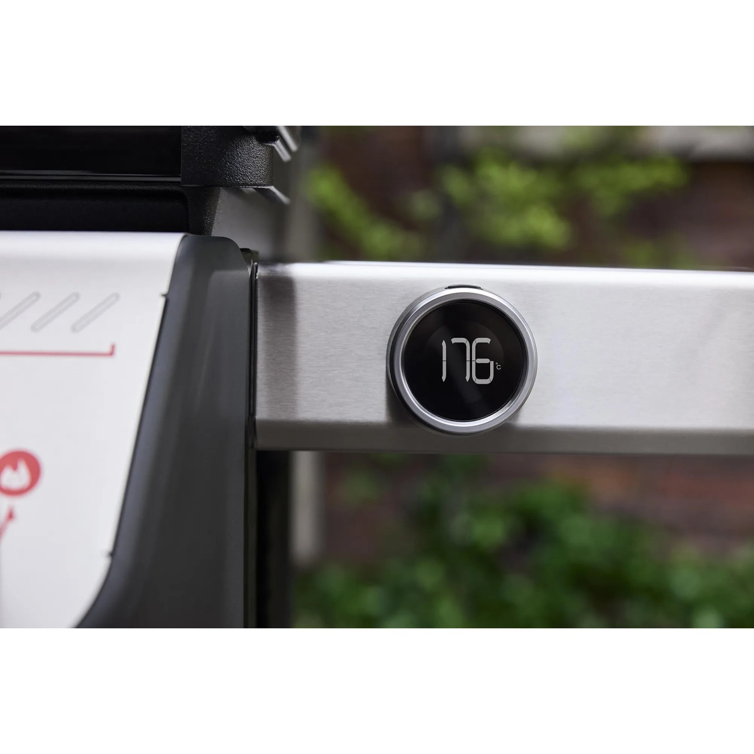 Detailaufnahme: Digitales Thermometer am Weber Gasgrill EP-425 Spirit 2025.