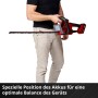 Einhell Akku-Heckenschere GE-CH 36/61 Li-Solo in Nutzung, rote Akku Heckenschere mit Mann.