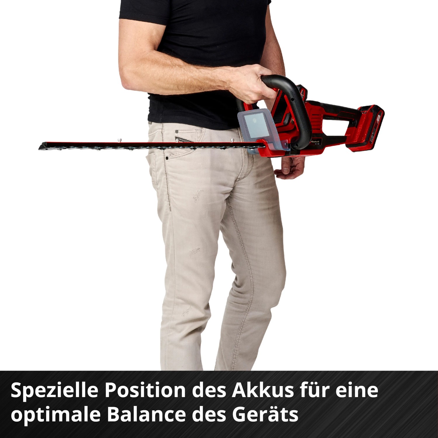Einhell Akku-Heckenschere GE-CH 36/61 Li-Solo in Nutzung, rote Akku Heckenschere mit Mann.