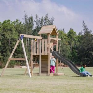 Axi Spielturm Moos mit Doppelschaukel, Rutsche und Kindern im Garten.