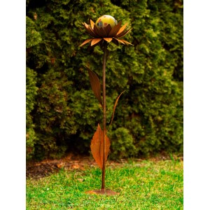 Rostbraune Ferrum Art Design Glasblume Maya, 118cm hoch, mit gelber Glaskugel als Gartendekoration.