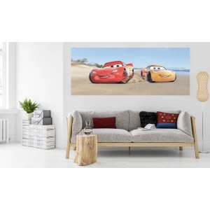 Komar Vlies Fototapete Cars 3 Beach, 100x250 cm, mit Lightning McQueen und Jackson Storm am Strand.