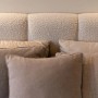 Selsey Polsterbett Cloudy: Hellbeiges Boucle-Kopfteil mit abgerundeten Quadraten und Kissen. Modernes Bett mit Bettkasten.