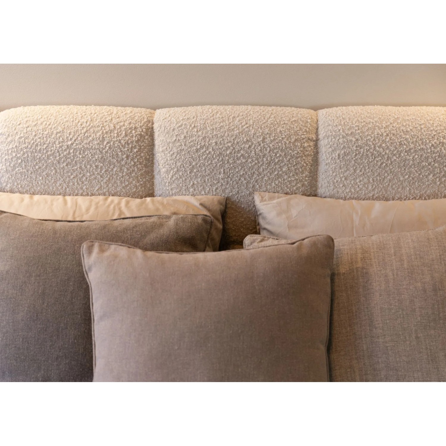 Selsey Polsterbett Cloudy: Hellbeiges Boucle-Kopfteil mit abgerundeten Quadraten und Kissen. Modernes Bett mit Bettkasten.