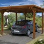 Skan Holz Carport Emsland Nussbaum mit Auto. Einzelcarport aus Holz mit Flachdach und sechs Pfosten.