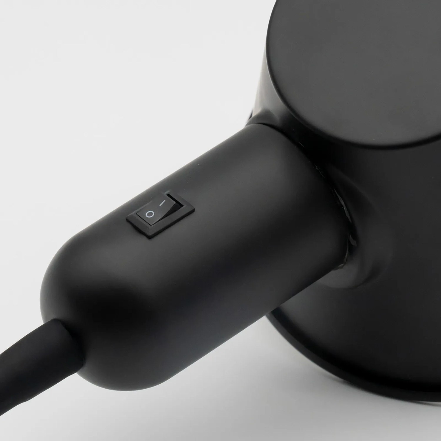 Detailaufnahme: Schwarze Brilo Schreibtischleuchte Brello mit Schalter am Lampenkopf.