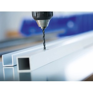 LUX HSS-R Spiralbohrer bohrt Loch in Metallprofil. 3 mm, 10er-Set.