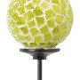 Gartenstecker mit grüner Mosaik-Kugel (75 cm) als Gartendekoration.