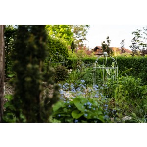 Feuerverzinkte Eleo Pflanzenstütze Arezzo (95 cm) im Gartenbeet, Rankhilfe für Pflanzen.