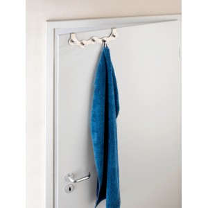 Wenko Türgarderobe Garda aus Edelstahl matt mit blauem Handtuch an weißer Tür.