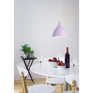 Lila Näve Pendelleuchte Pinhead aus Metall über Esstisch mit Deko.