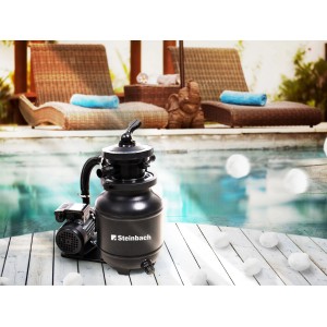 Steinbach Filteranlage Speed Clean Active Balls+ vor Pool-Szene. Sandfilteranlage für Pools bis 19.000 l.