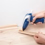 Anwendung: Steinel Heißklebepistole mit Klebesticks zum Verkleben von Holzleisten.