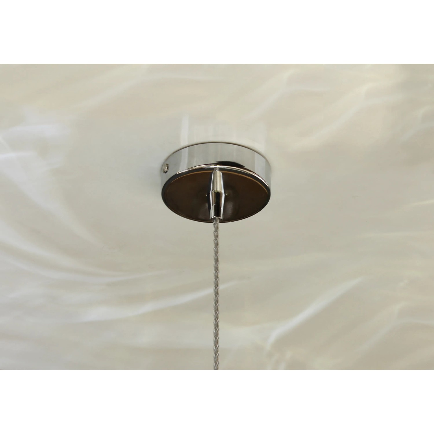 Detailaufnahme der LUCE Design Pendelleuchte Nereide mit Deckenbefestigung.