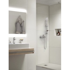 Ideal Standard Esla Wannenarmatur Aufputz in Chrom im modernen Badezimmer.