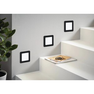 Drei schwarze Eglo LED-Einbauspots Fueva 5 an einer Treppe mit Buch und Schlüssel.