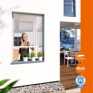 Windhager Fliegengitter-Fensterrollo Plus, weiße Insektenschutzlösung am Fenster mit Frau.