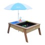 Axi Sand- und Wassertisch Linda mit Sonnenschirm (blau/weiß). Der Sandkasten ist aus Holz und mit Spielküche.
