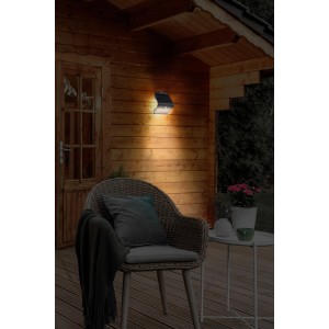 REV Ritter LED-Solarleuchte Butterfly, anthrazit, an Holzhauswand. Solar-Wegeleuchte für den Garten.