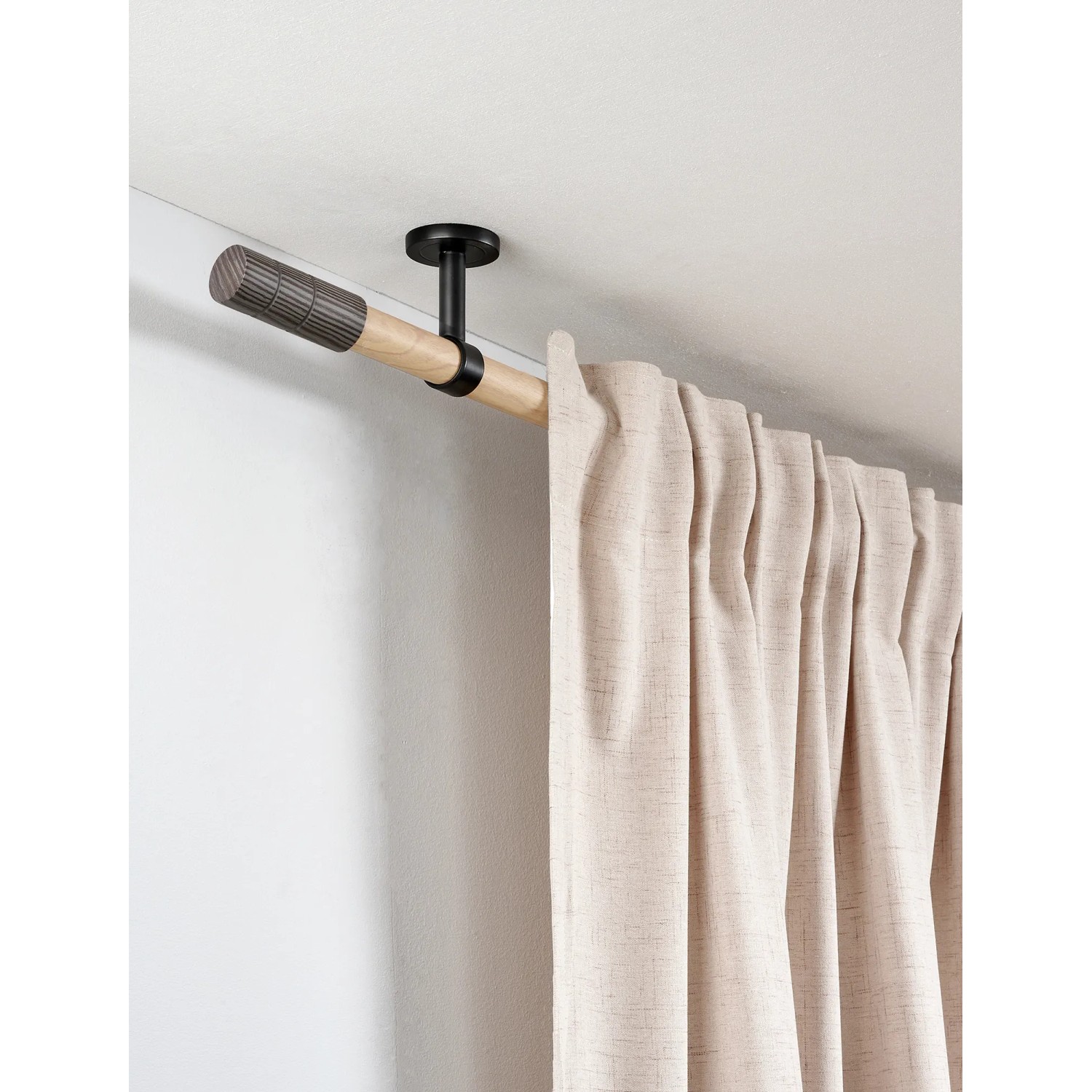 Gardinia Gardinenstange Denver, Ø 25 mm, 240 cm, braun, Holzoptik mit beigem Vorhang.